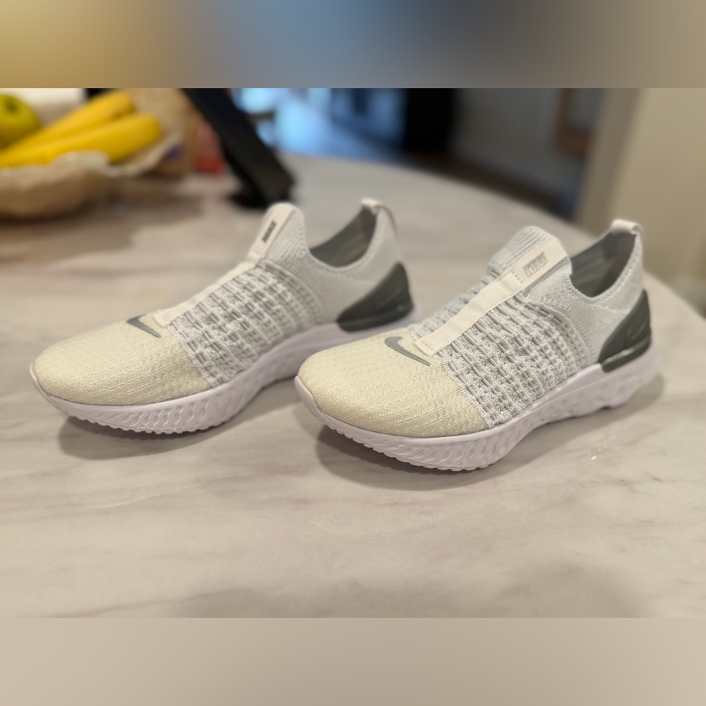 Nike Women’s React Phantom Run Flyknit 2 -Size 6.5